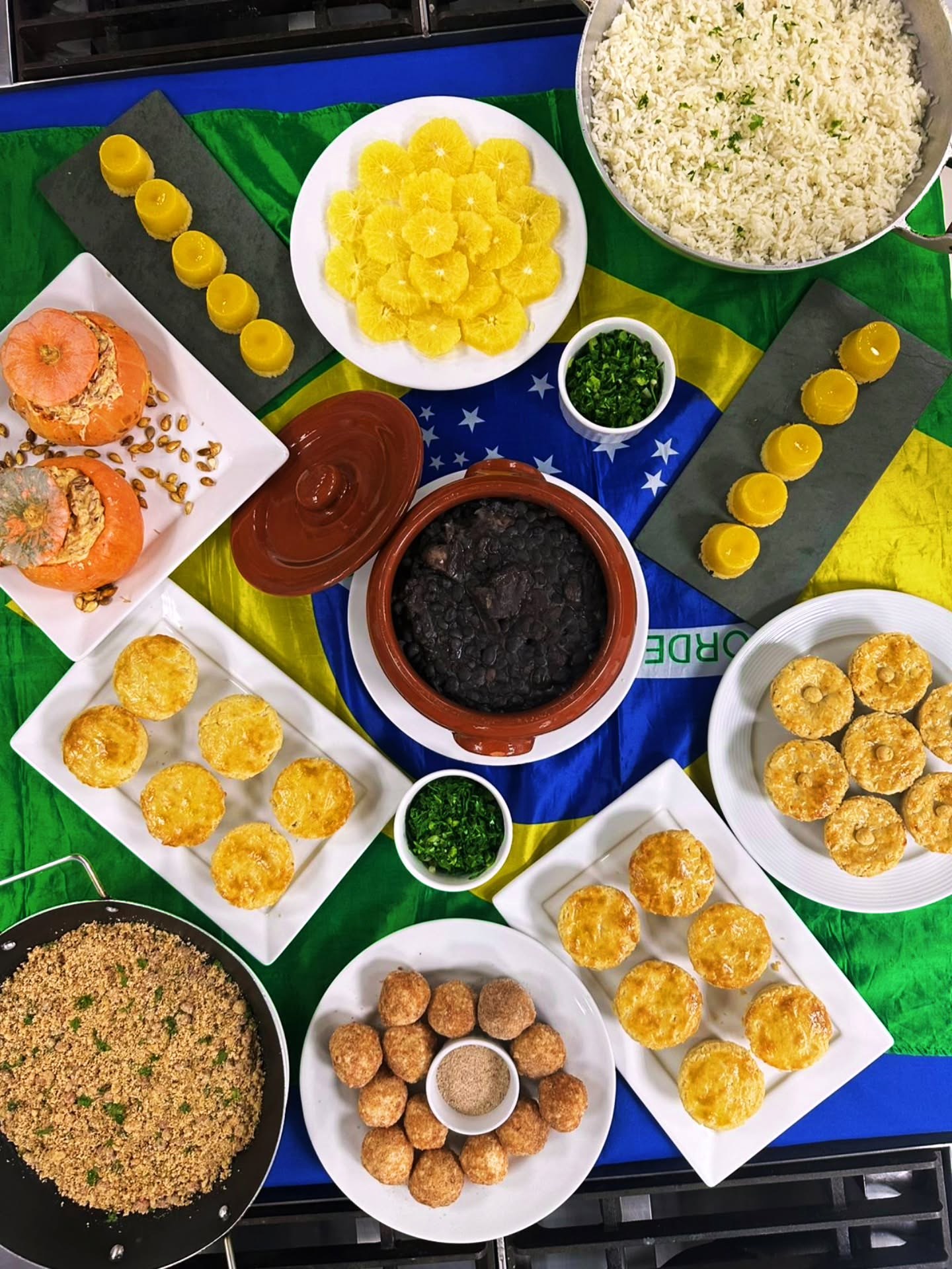 Mesa vista de cima com diversos pratos e preparos.